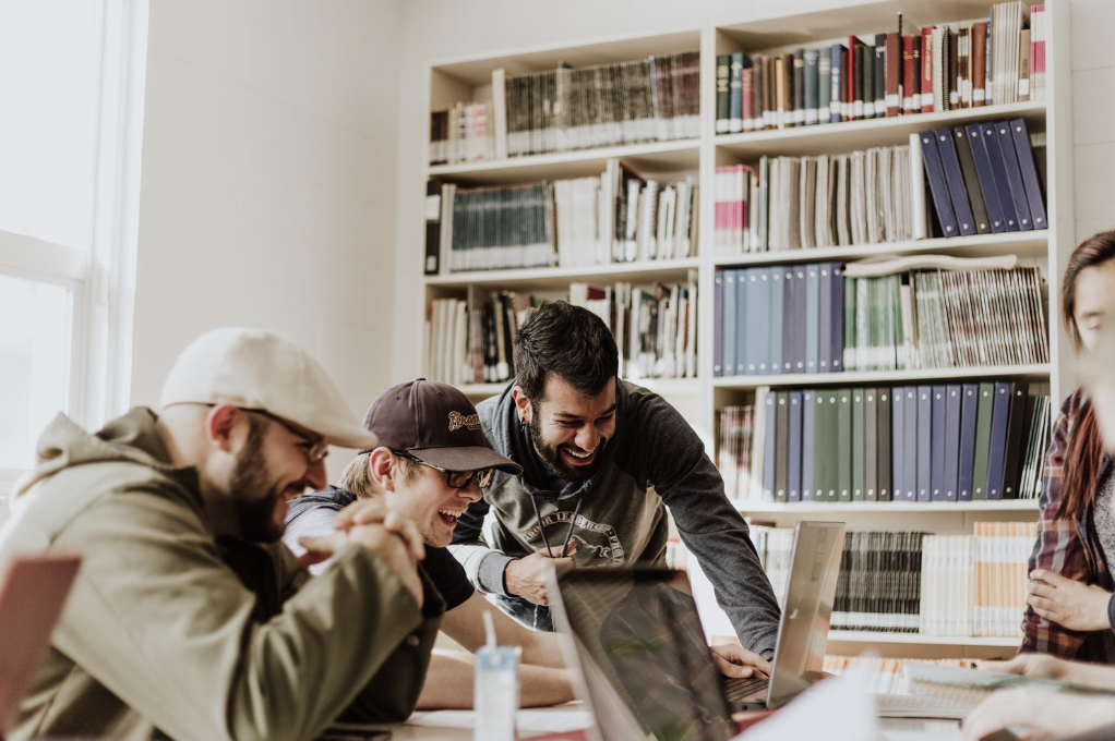 Trois collègues travaillent ensemble et sont enthousiastes.