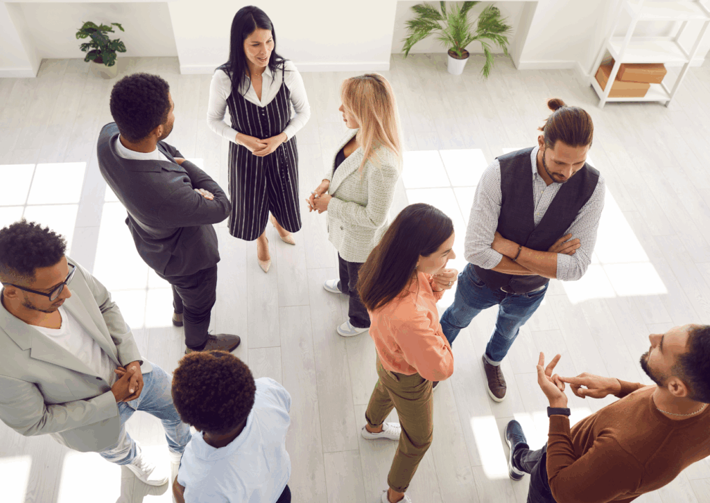 un groupe de personnes qui discutent ensemble