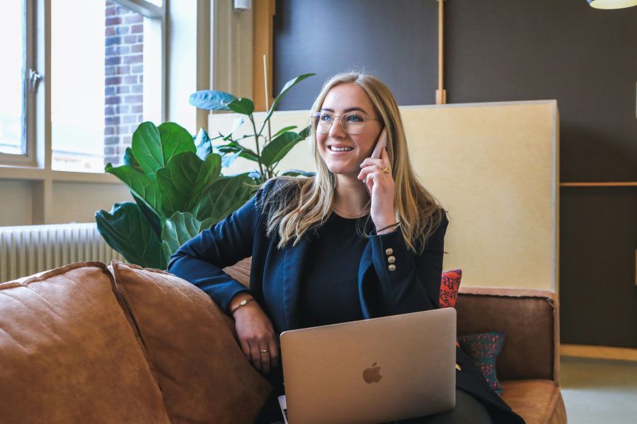 Image de femme au téléphone avec un coach