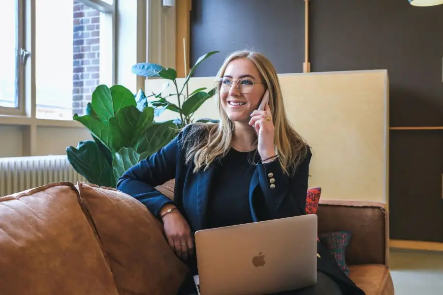 Image de femme au téléphone avec un coach