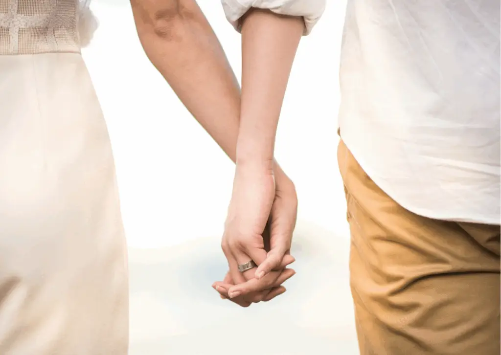 Deux personnes en couple qui se tiennent la main.