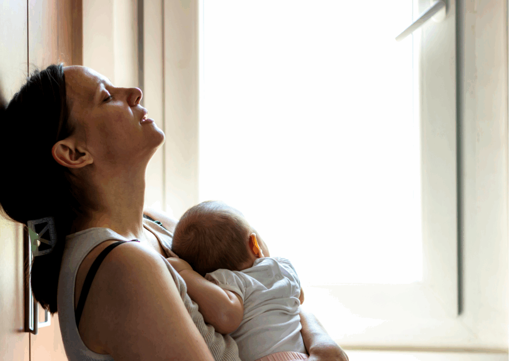 une mère et son enfant en sommeil. 